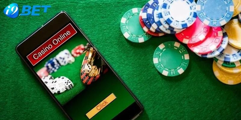 Nữ Dealer chuyên nghiệp đang thực hiện thao tác chia bài Baccarat.